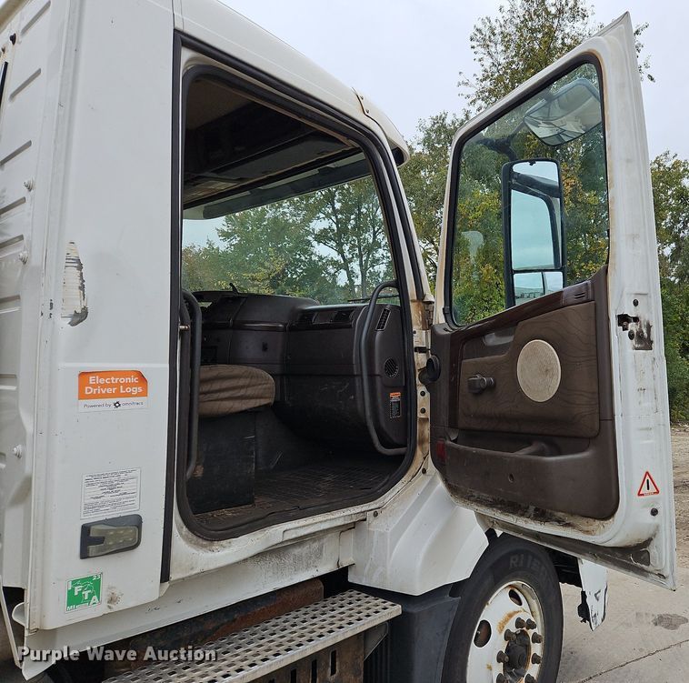 image for item NZ9042 2014 Volvo VNL  semi truck