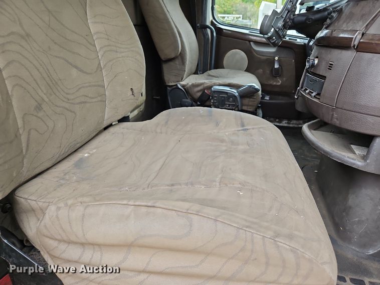 image for item NZ9042 2014 Volvo VNL  semi truck