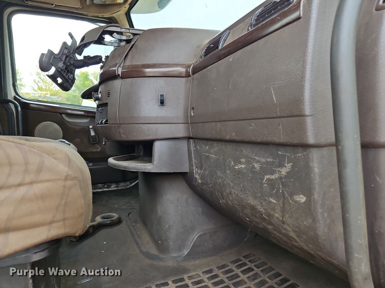 image for item NZ9042 2014 Volvo VNL  semi truck