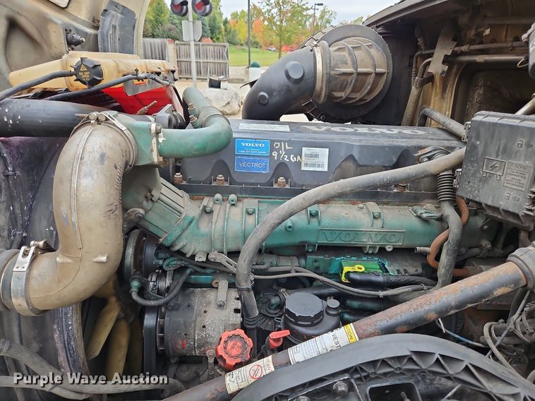 image for item NZ9042 2014 Volvo VNL  semi truck