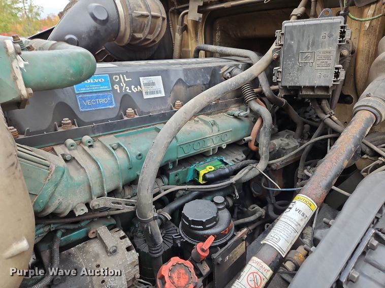 image for item NZ9042 2014 Volvo VNL  semi truck