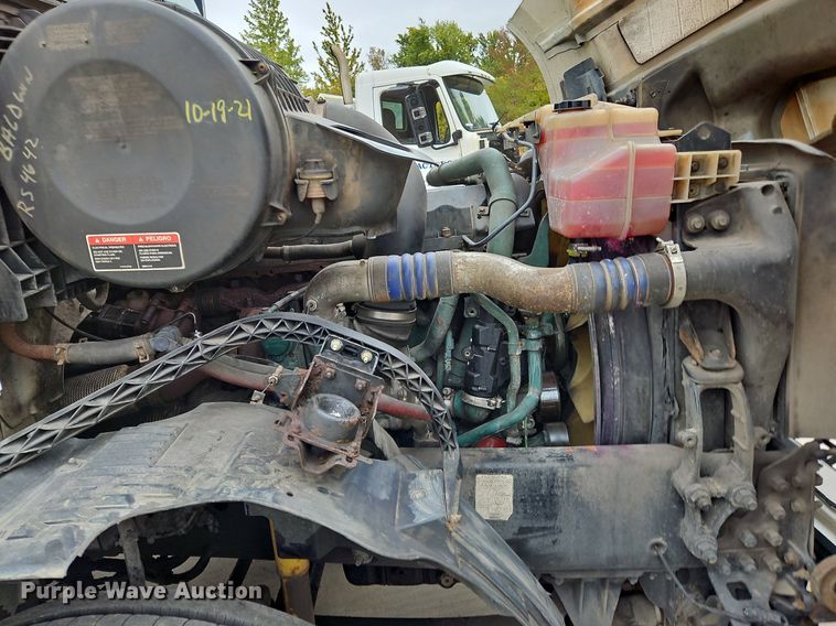 image for item NZ9042 2014 Volvo VNL  semi truck