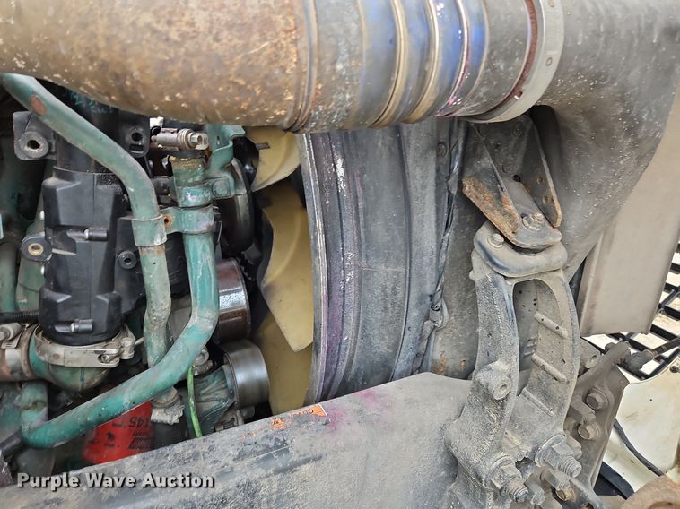 image for item NZ9042 2014 Volvo VNL  semi truck