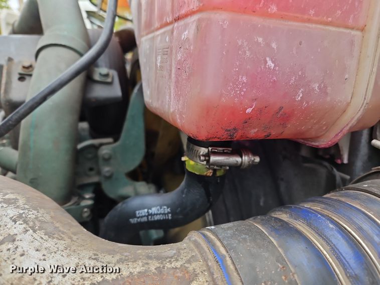 image for item NZ9042 2014 Volvo VNL  semi truck