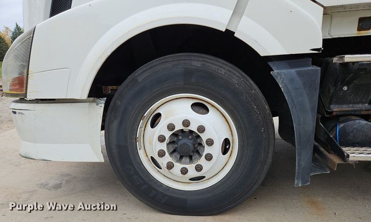 image for item NZ9042 2014 Volvo VNL  semi truck