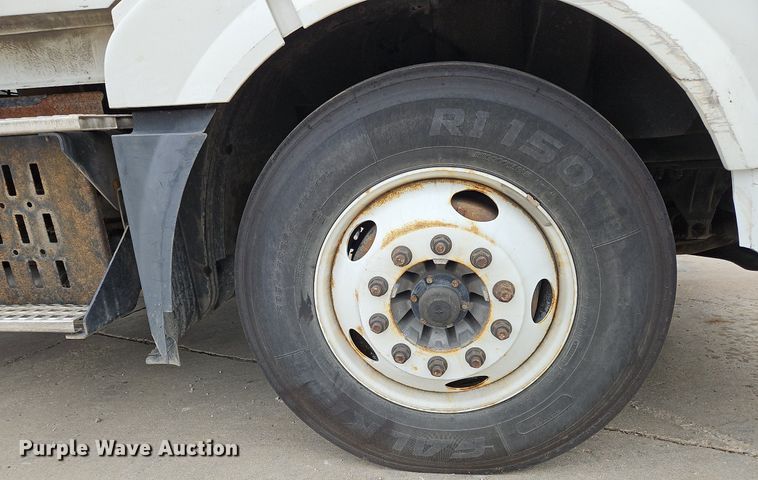 image for item NZ9042 2014 Volvo VNL  semi truck