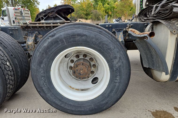 image for item NZ9042 2014 Volvo VNL  semi truck