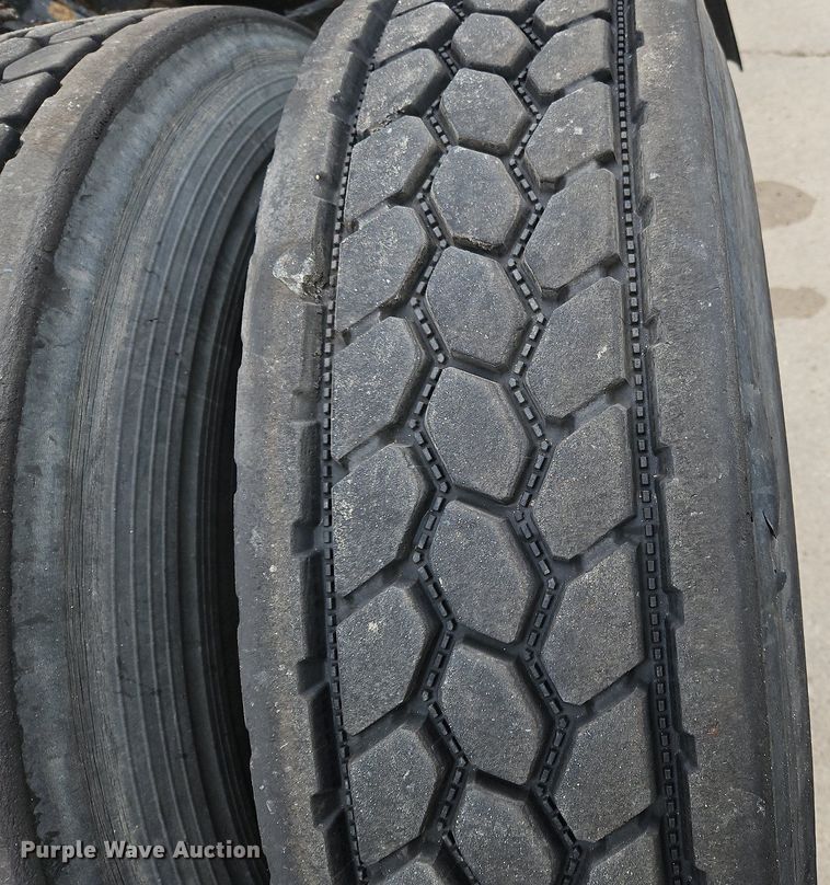 image for item NZ9042 2014 Volvo VNL  semi truck