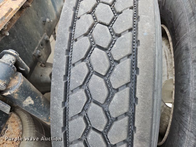 image for item NZ9042 2014 Volvo VNL  semi truck