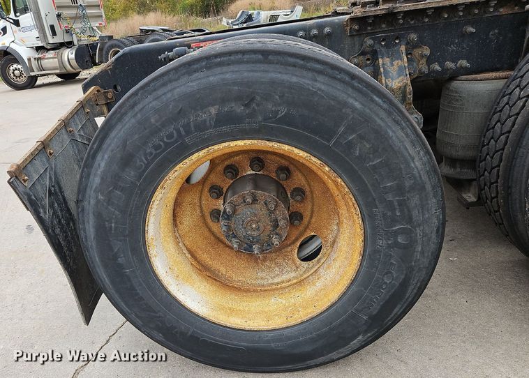 image for item NZ9042 2014 Volvo VNL  semi truck