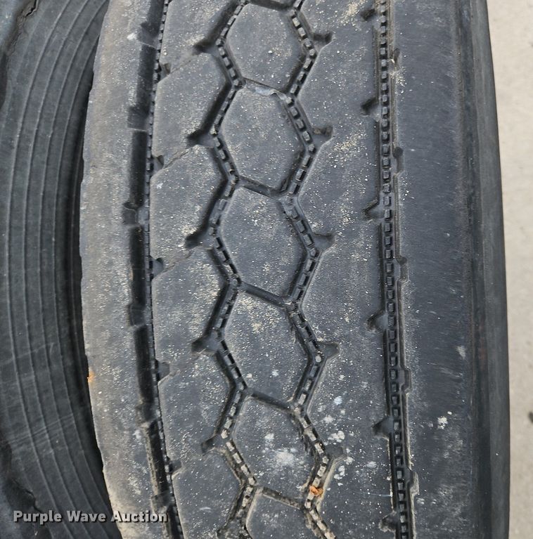 image for item NZ9042 2014 Volvo VNL  semi truck