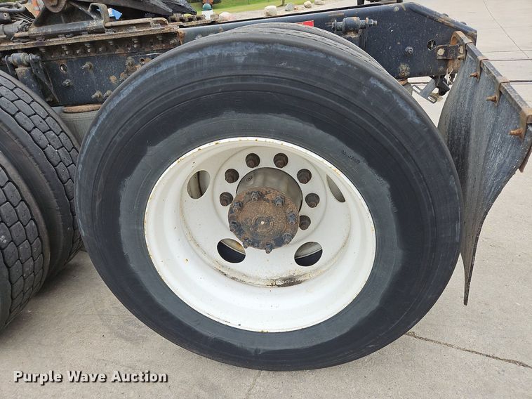 image for item NZ9042 2014 Volvo VNL  semi truck