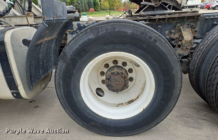 image for item NZ9042 2014 Volvo VNL  semi truck