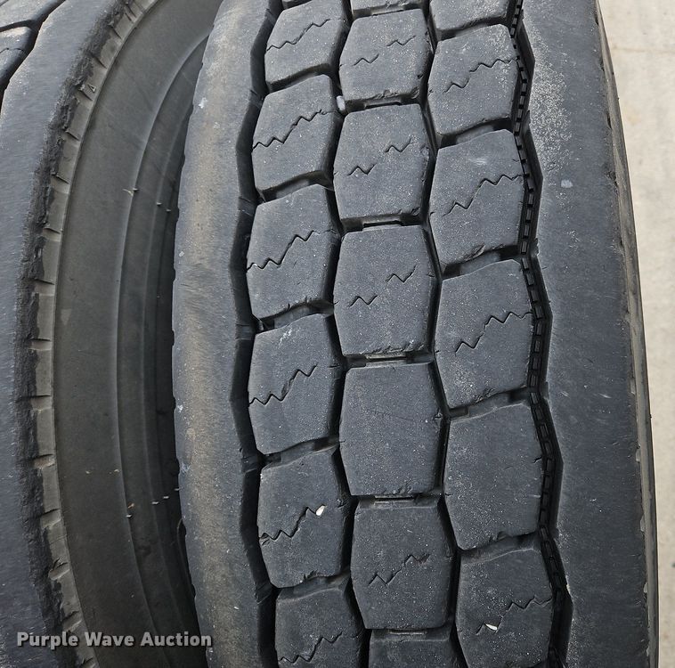 image for item NZ9042 2014 Volvo VNL  semi truck