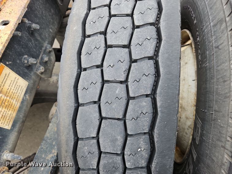 image for item NZ9042 2014 Volvo VNL  semi truck