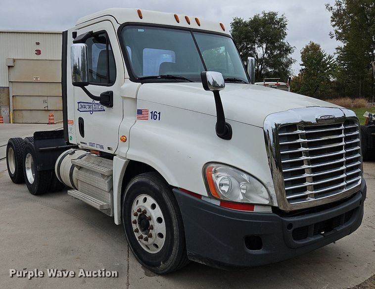 image for item NZ9043 2012 Freightliner Cascadia  semi truck