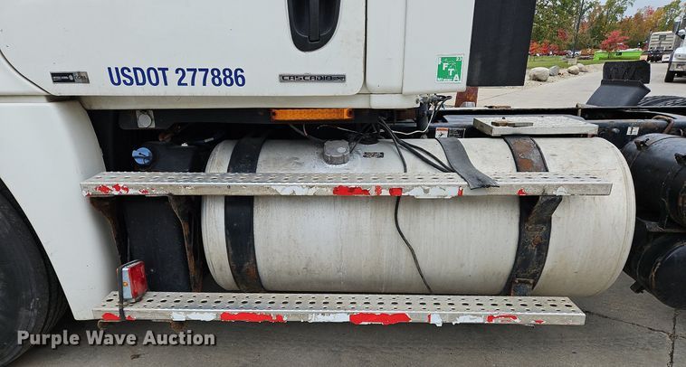 image for item NZ9043 2012 Freightliner Cascadia  semi truck