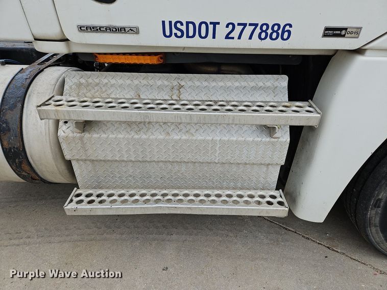 image for item NZ9043 2012 Freightliner Cascadia  semi truck