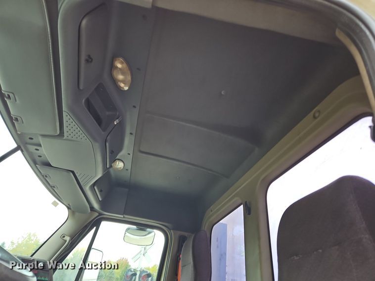 image for item NZ9043 2012 Freightliner Cascadia  semi truck