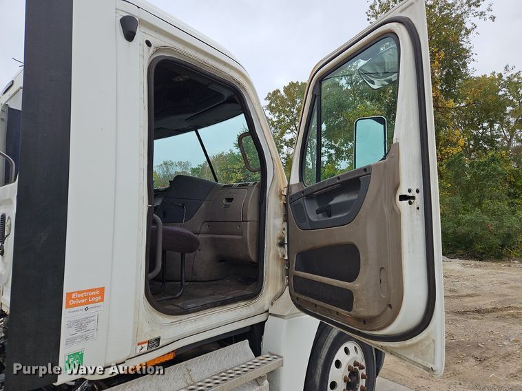 image for item NZ9043 2012 Freightliner Cascadia  semi truck