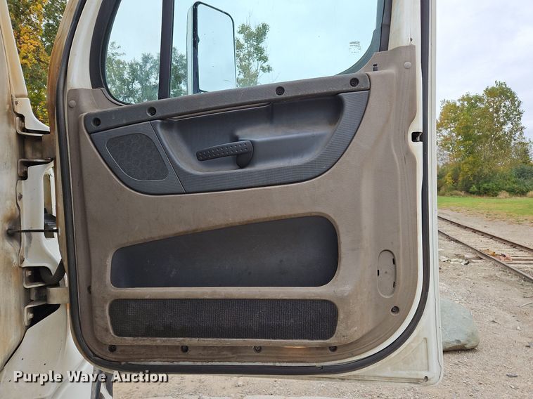 image for item NZ9043 2012 Freightliner Cascadia  semi truck