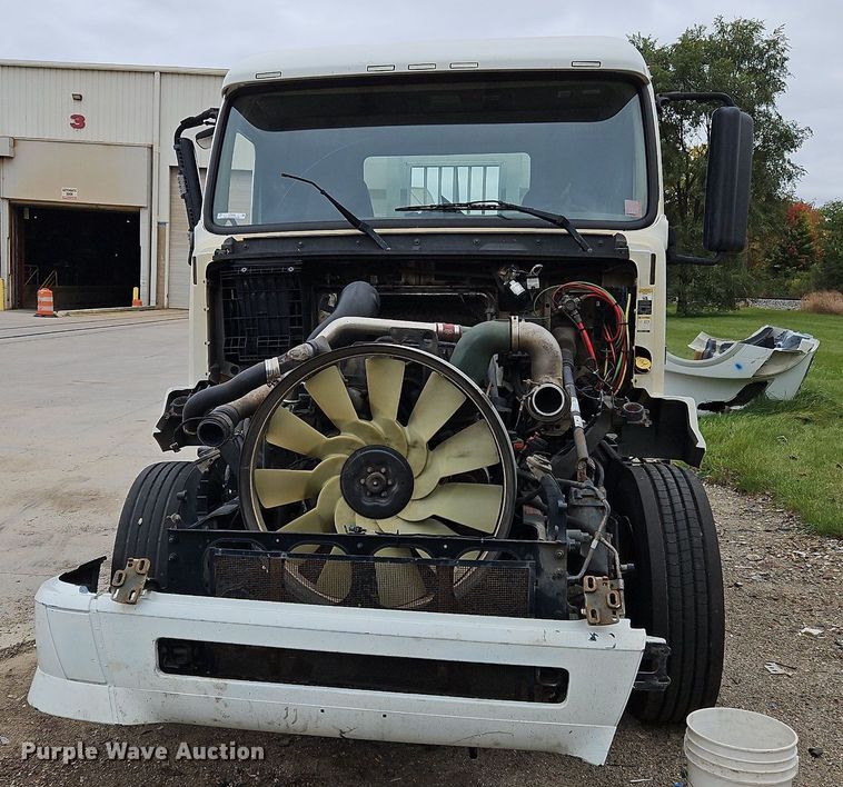 image for item NZ9044 2013 Volvo VNL  semi truck