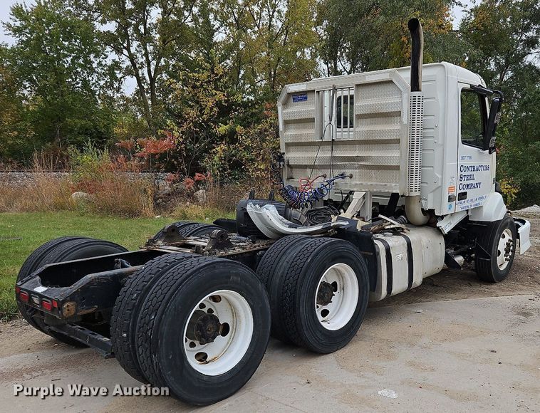 image for item NZ9044 2013 Volvo VNL  semi truck