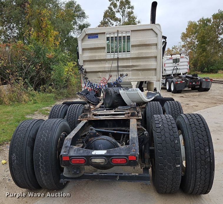 image for item NZ9044 2013 Volvo VNL  semi truck
