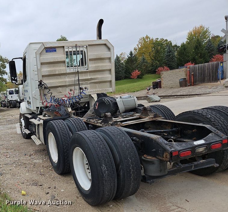 image for item NZ9044 2013 Volvo VNL  semi truck