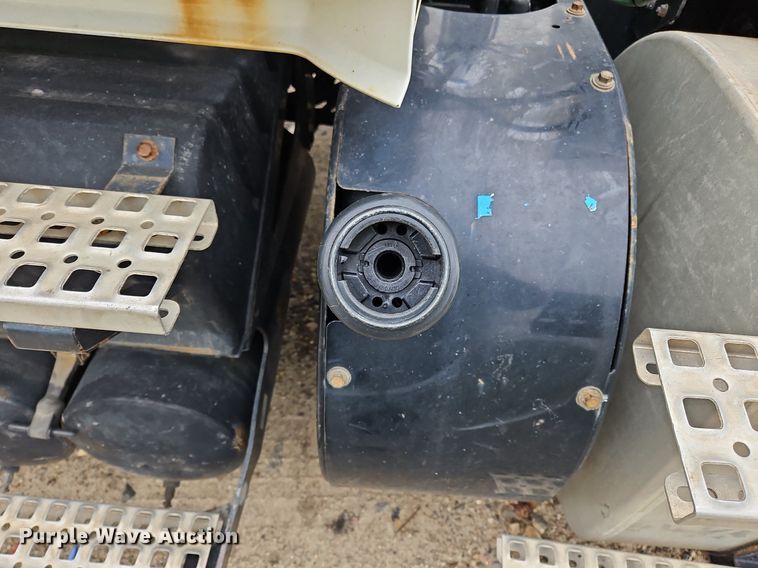 image for item NZ9044 2013 Volvo VNL  semi truck