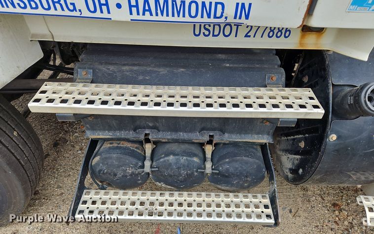 image for item NZ9044 2013 Volvo VNL  semi truck