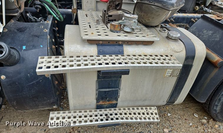 image for item NZ9044 2013 Volvo VNL  semi truck