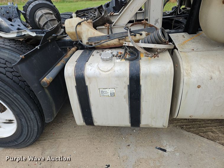 image for item NZ9044 2013 Volvo VNL  semi truck