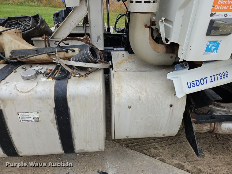 image for item NZ9044 2013 Volvo VNL  semi truck