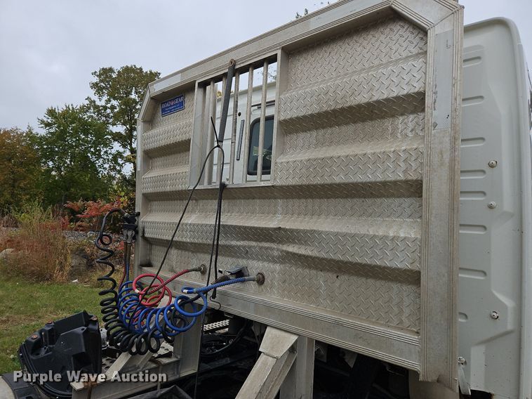 image for item NZ9044 2013 Volvo VNL  semi truck