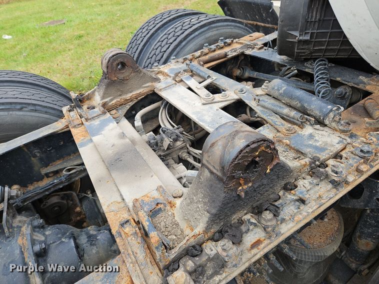 image for item NZ9044 2013 Volvo VNL  semi truck