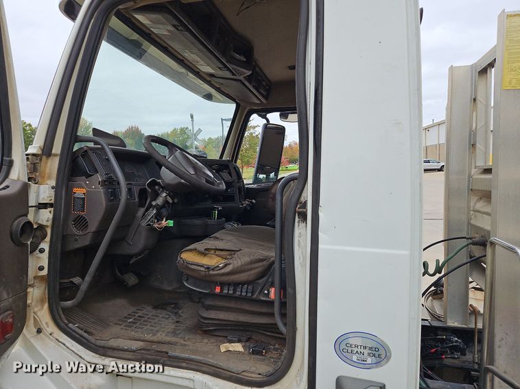 image for item NZ9044 2013 Volvo VNL  semi truck