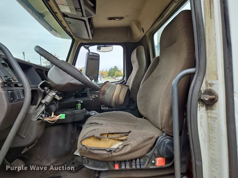 image for item NZ9044 2013 Volvo VNL  semi truck