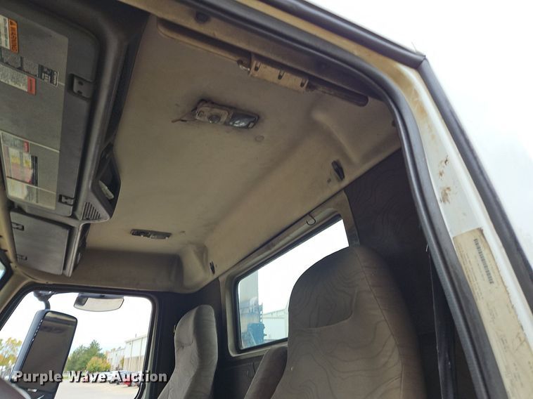 image for item NZ9044 2013 Volvo VNL  semi truck