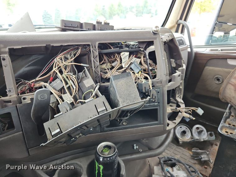 image for item NZ9044 2013 Volvo VNL  semi truck