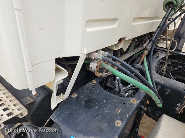 image for item NZ9044 2013 Volvo VNL  semi truck