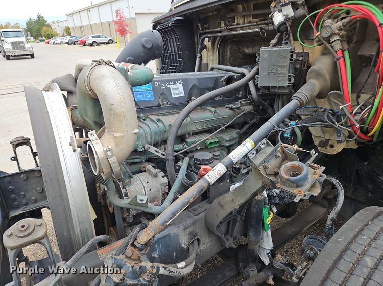 image for item NZ9044 2013 Volvo VNL  semi truck