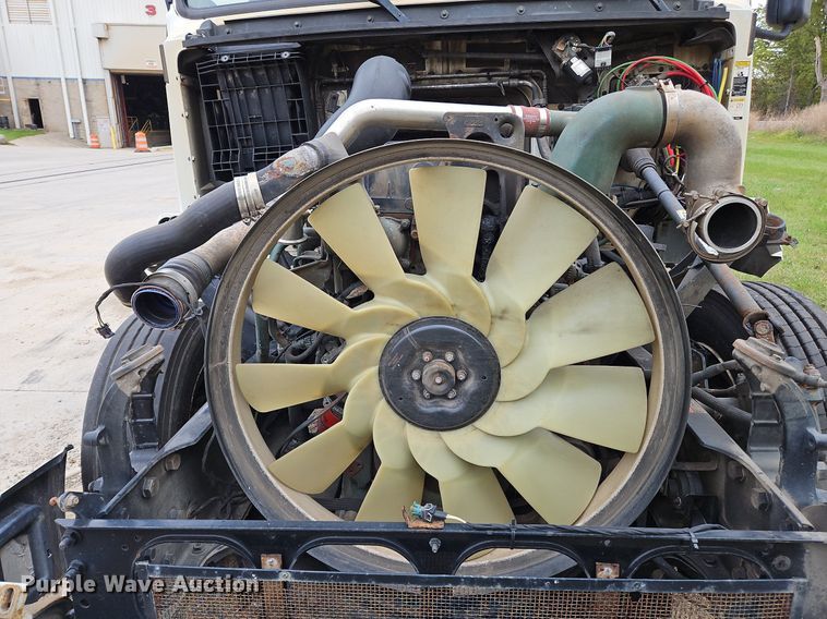 image for item NZ9044 2013 Volvo VNL  semi truck