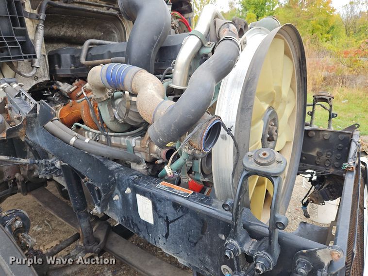 image for item NZ9044 2013 Volvo VNL  semi truck