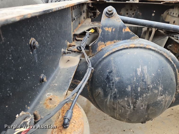 image for item NZ9044 2013 Volvo VNL  semi truck