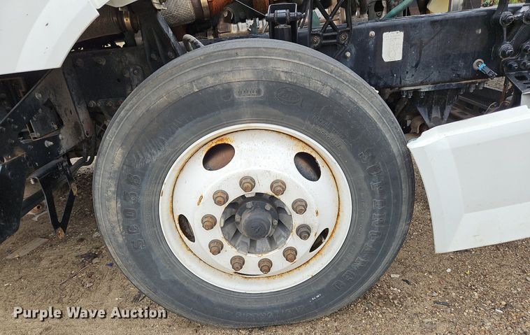 image for item NZ9044 2013 Volvo VNL  semi truck