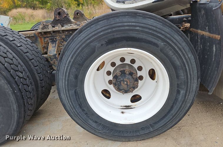 image for item NZ9044 2013 Volvo VNL  semi truck