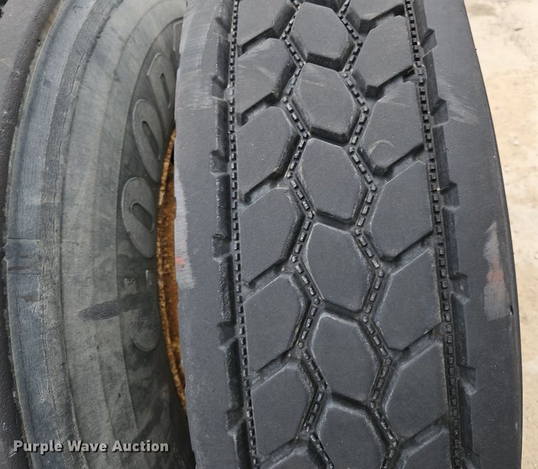 image for item NZ9044 2013 Volvo VNL  semi truck