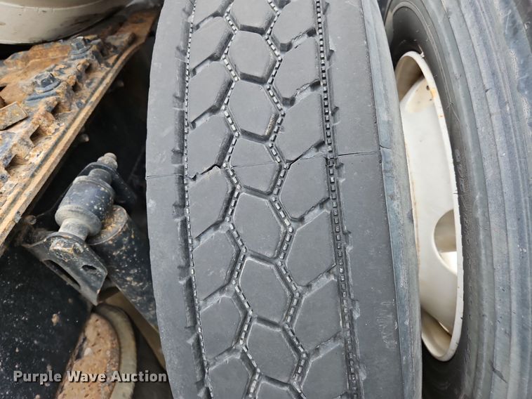 image for item NZ9044 2013 Volvo VNL  semi truck