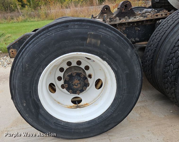 image for item NZ9044 2013 Volvo VNL  semi truck